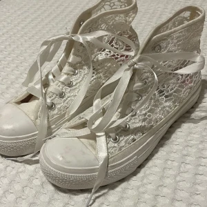 assnygga miss sixty skor  - coola skor som tyvärr inte passade ☹️ materialet är nån typ spets 🫣 de är vintage så tecken på användning finns men inget konstigt o ingen defekt❤️