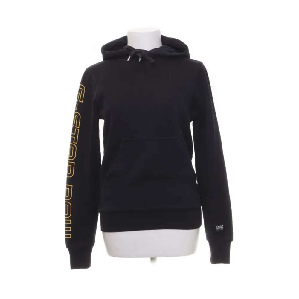 Svart hoodie med bild på baksidan💫 strl XXS, passar XS! köptes för 599kr. Hoodies.
