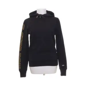 Svart hoodie med bild på baksidan💫 strl XXS, passar XS! köptes för 599kr