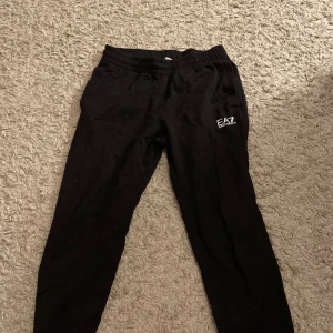 Ea7 mjukisbyxor  - Jag säljer ett par ea7 mjukisbyxor som är i bra skick förutom att en liten bit av märket har gått av, dom är i storlek S