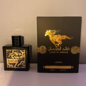 Qaed Al Fursan Lattafa Parfym - Säljer min parfym från Lattafa. Aldrig använd. 90 ml. Hör av er vid frågor.