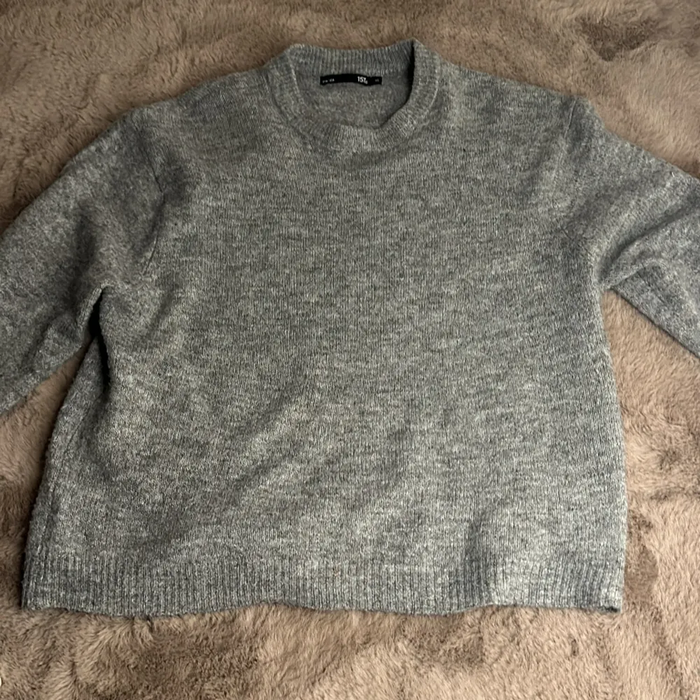 Säljer min gråa stickade tröja ifrån lager 157 då den var lite för kort för min smak. Den är endast använd ett få par gånger💗. Stickat.