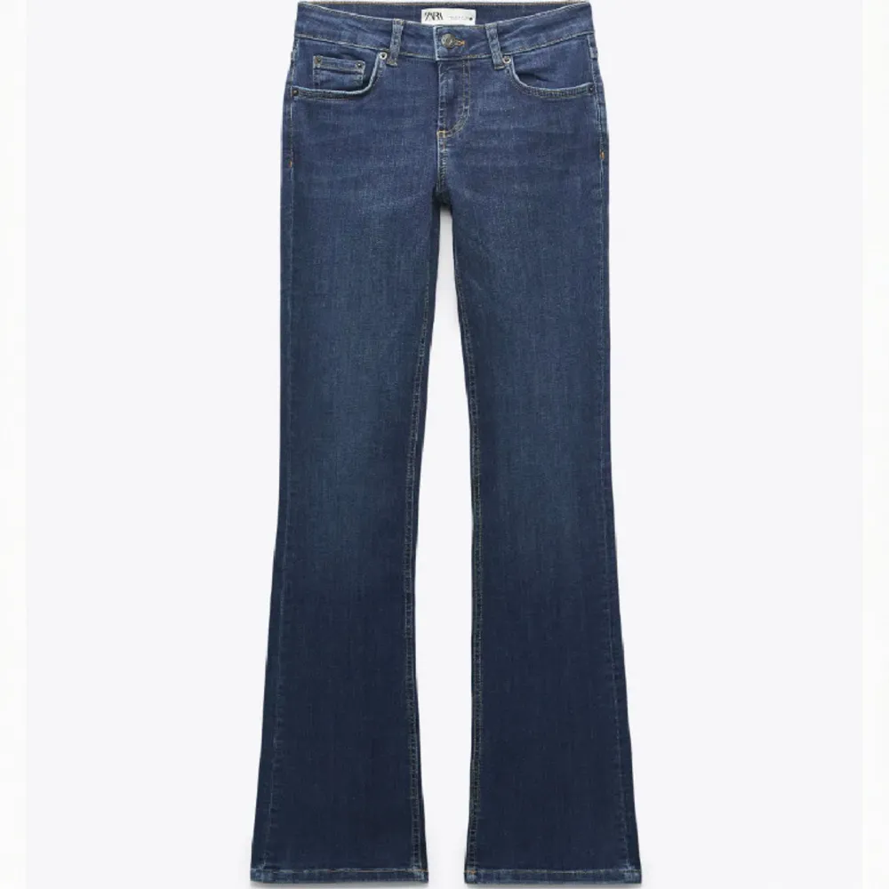 Säljer dessa jeansen från zara! Lågmidjade och bootcut👌helt nya😊. Jeans & Byxor.