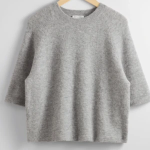 & other stories  - Säljer min other stories tröja då jag inte tycker den passar mig🩷 använd några gånger så lite nopprig men inget man tänker på💗 lappen vid nacken är bort klippt då den kliade och irriterade. Den är väldigt populär! Skriv för fler frågor eller bilder 💓