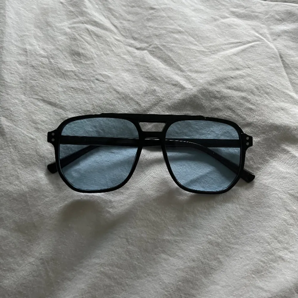 Tja, säljer nu dessa jätte snygga solglasögonen som passar bra till sommaren! || Helt nya || Pris: 99kr || Skriv vid funderingar!  . Accessoarer.