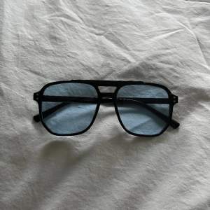 Tja, säljer nu dessa jätte snygga solglasögonen som passar bra till sommaren! || Helt nya || Pris: 99kr || Skriv vid funderingar!  