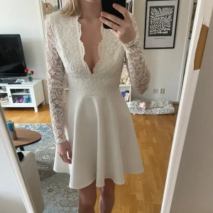 Klänning  - Superfin klänning, perfekt till skolavslutning eller midsommar!❤️ Endast använd 2 ggr så den är så jättebra skick 