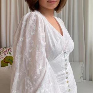 Adoore Positano klänning  - Storlek 40 men är liten i storleken. Nypris 1695kr, varan använd fåtal gånger inget slitage. Säljes pga att den är för liten för mig :( 