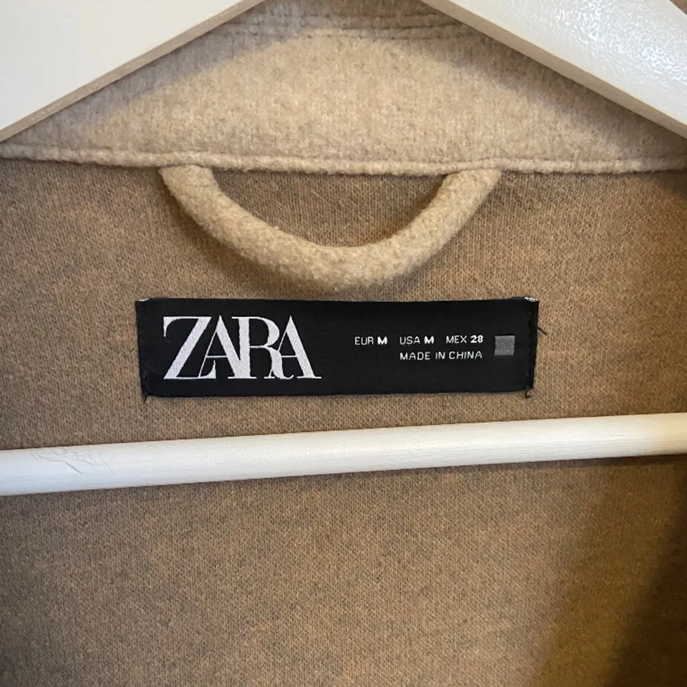 Säljer min beiga kappa med knytband från Zara. Storlek M, men passar även S. Pris 350, priset kan diskuteras.. Jackor.