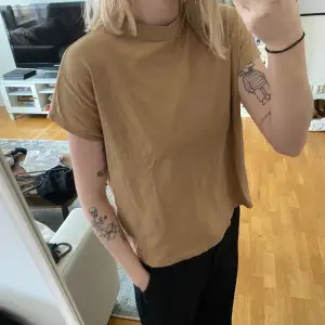 Basic brun t-shirt från Vero Moda, knappt använd 