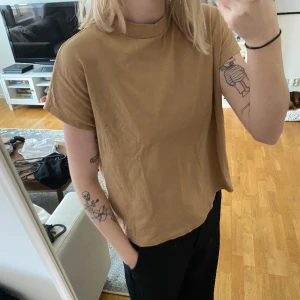 T-shirt - Basic brun t-shirt från Vero Moda, knappt använd 