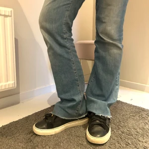 Zadig skor - Svin snygga svarta (med guldiga detaljer) Zadig and Voltaire skor. Perfekt nu till våren/sommaren. Skorna har använts därav priset. Skriv till oss för fler bilder eller frågor!
