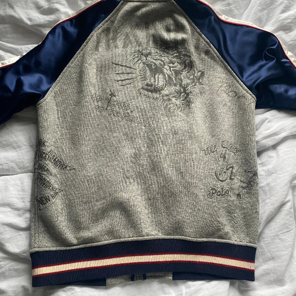 En tunn jacka/tröja från Ralph Lauren som är köpt tidigare på butiken i NK. Storleken är   M och sitter true to size. Inte använt mycket alls och är därför i väldigt bra skick!:). Jackor.