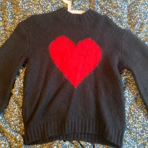 tjocktröja - lite oversized tjocktröja från kappahl. väldigt varm och mysig :) köptes för ett tag sedan men har bara använt den någon enstaka gång.