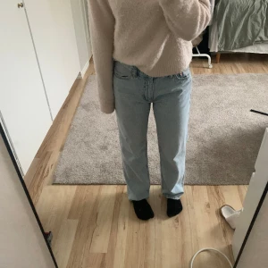 Low waist jeans🤍 - Säljer dessa jättefina ”perfect jeans” från GinaTricot💕I storlek 36. Dem är endast använda en gång och är i jättebra skick💞jag är ca 163cm lång💗