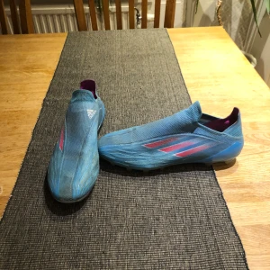 Adidas speedflow + - Säljer ett par rikitgt snygga Adidas speedflow i suveränt skick , inga skador alls , Pris kan diskuteras , skriv för fler frågor 