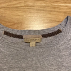 Burberry crewneck - Säljer min burberry crewneck, skick 9/10. Den är storlek XL men sitter mer som en L.