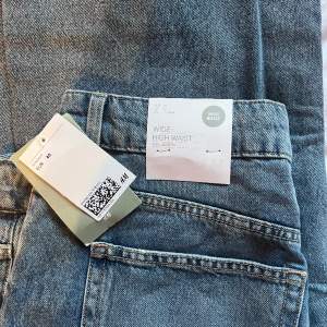 Wide High Waist Jeans byxor helt nya i storlek 46 från H&M. 