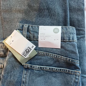Vida Jeansbyxor H&M - Wide High Waist Jeans byxor helt nya i storlek 46 från H&M. 