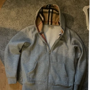 Burberry Zip Hoddie - Säljer denna feta Burberry Hoddien som är i mycket fint skick och inte många tecken på användning. Skicka PM och lägg prisförslag vid intresse. Hör av er vid frågor.  Storlek M. 