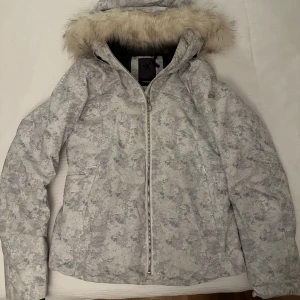 Skidjacka - Säljer min coola skidjacka i marmor i storlek xs från Everest🤍🩶