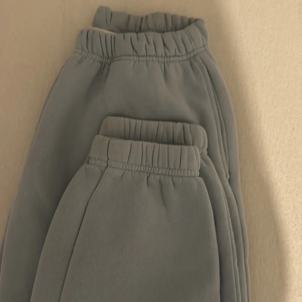 Ljusblå mjukis byxor från Gina tricot. Inga fel på dem, som nytt!🩵. Jeans & Byxor.