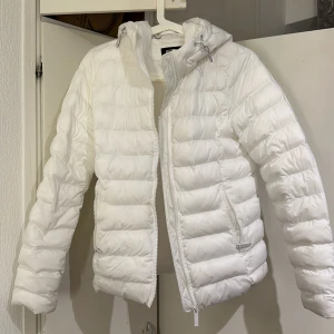 Vit puffer jacka som ny plt mössa ingår - Som ny xs jacka + mössa ingår