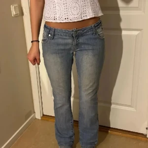 Lågmidjade jeans - Säljer SUPER snygga lågmidjade jeans💓 innerbenslämgd är 77 cm Köp gärna direkt💓💓