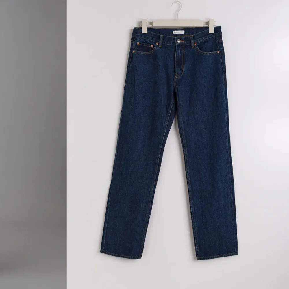 Mörkblå jeans från Gina Tricot i modellen low straight petite jeans. Aldrig använda bara testade, har lappen kvar. Strl 32. Pris kan diskuteras. Jeans & Byxor.