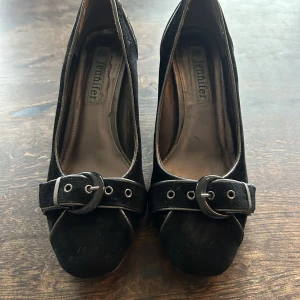 Skor - Säljer dessa jättefina svarta skor i storlek 38! Kommer inte till någon användning. Jättefina under jeans💝🎀