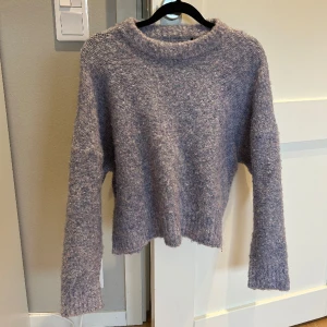 stickad tröja - superfin stickad tröja som jag köpte på zalando för inte så länge sedan!!aldrig använd endast testad. skicket är superfint, inga defekter. 