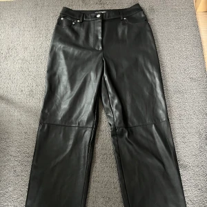 NAKD skinnbyxor - Super snygga skinnbyxor från NAKD. Används inte pga de är lite för korta för mig (jag är 178).  Använda ca 1-2 ggr, dvs de är i nyskick! Köpta för ca 500kr.🫶🏼  Kom privat för fler bilder🙌🏼