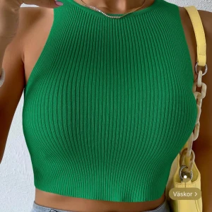 Grön topp från Gina tricot  - Säljer nu denna oanvända toppen från Gina tricot på grund av att den inte kommit till användning, den är i en jättefin grön färg och har ett stretchigt och skönt material. 