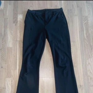 Lågmidjade kostymbyxor  - Säljer nu mina lågmidjade kostymbyxor i storlek S Längd 103cm , midja 39cm  Sitter superfint och är bootcut, önskas fler bilder kan jag lösa det❤️