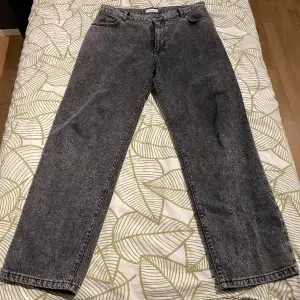 Säljer mina riktigt fina Woodbird jeans. Jätte fina och jätte fräscha jeans i utmärkt skick utan defekter alls! Skriv vid fler frågor!