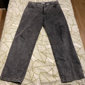 Woodbird jeans - Säljer mina riktigt fina Woodbird jeans. Jätte fina och jätte fräscha jeans i utmärkt skick utan defekter alls! Skriv vid fler frågor!