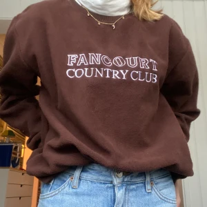 Mysig sweatshirt - Brun tjocktröja med sytt tryck på. Använd någon enstaka gång. Väldigt mysig och varm med Teddy-/fleece-liknande material.🤎
