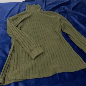 Långärmad tröja  - Långärmad tröja i storlek L men är mindre i storlek och skulle kunna passa M/S. Jätte skönt material inte för tjockt och inte för tunnt, slits på båda sidorna bild 2. Vid intresserad kontakta mig!💕