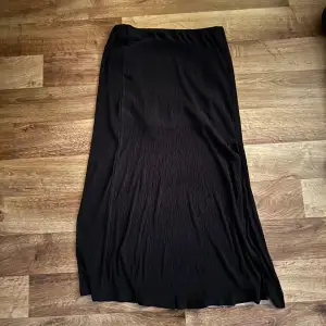 En svart lång kjol som har lager i sig, jättefin till sommaren. Aldrig använd