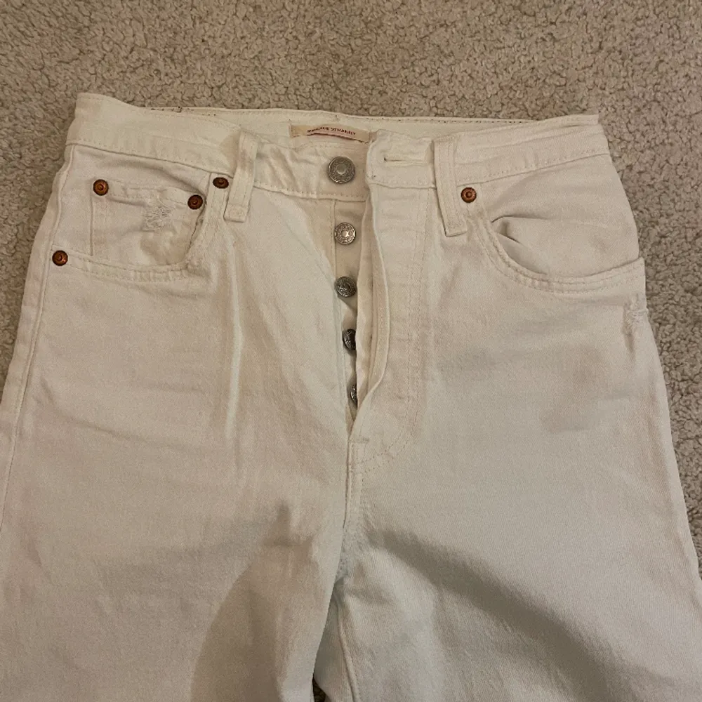 Snygga vita levis jeans med lite högre midja 💕 med W25 och passar perfekt om du är mellan 159 och 162cm 💕 Köpta för 1000kr. Jeans & Byxor.