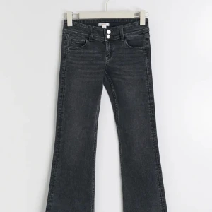 Low waist bootcut jeans young size 164 - Detta jeansen sitter jättesnyggt på!! Knapparna på baksidan är en riktigt snygg detalj. ⭐️Jag är 1.62m ungefär och har storlek 164, och de passar mig perfekt. Säljer endast för att jag har för mycket jeans, det finns inga skador!! 💓💓
