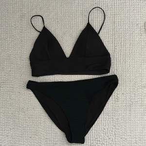 Säljer nu en svart bikini då den blivit för liten💕 axelbanden går att ändra och lossa på där bak ifall man vill sola ryggen utan att ha två tunna sträck på ryggen🤗💕 hör gärna av er! (Köparen står för frakten)💕