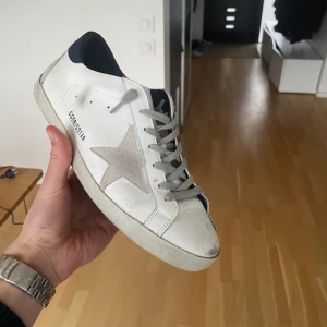 Golden Goose - Nu har vi fått in dessa riktigt feta Golden goose! Skicket är 8/10. Orderbekräftelse finns! Dustbag och certifikat följer med! Tveka inte att skriva vid frågor.
