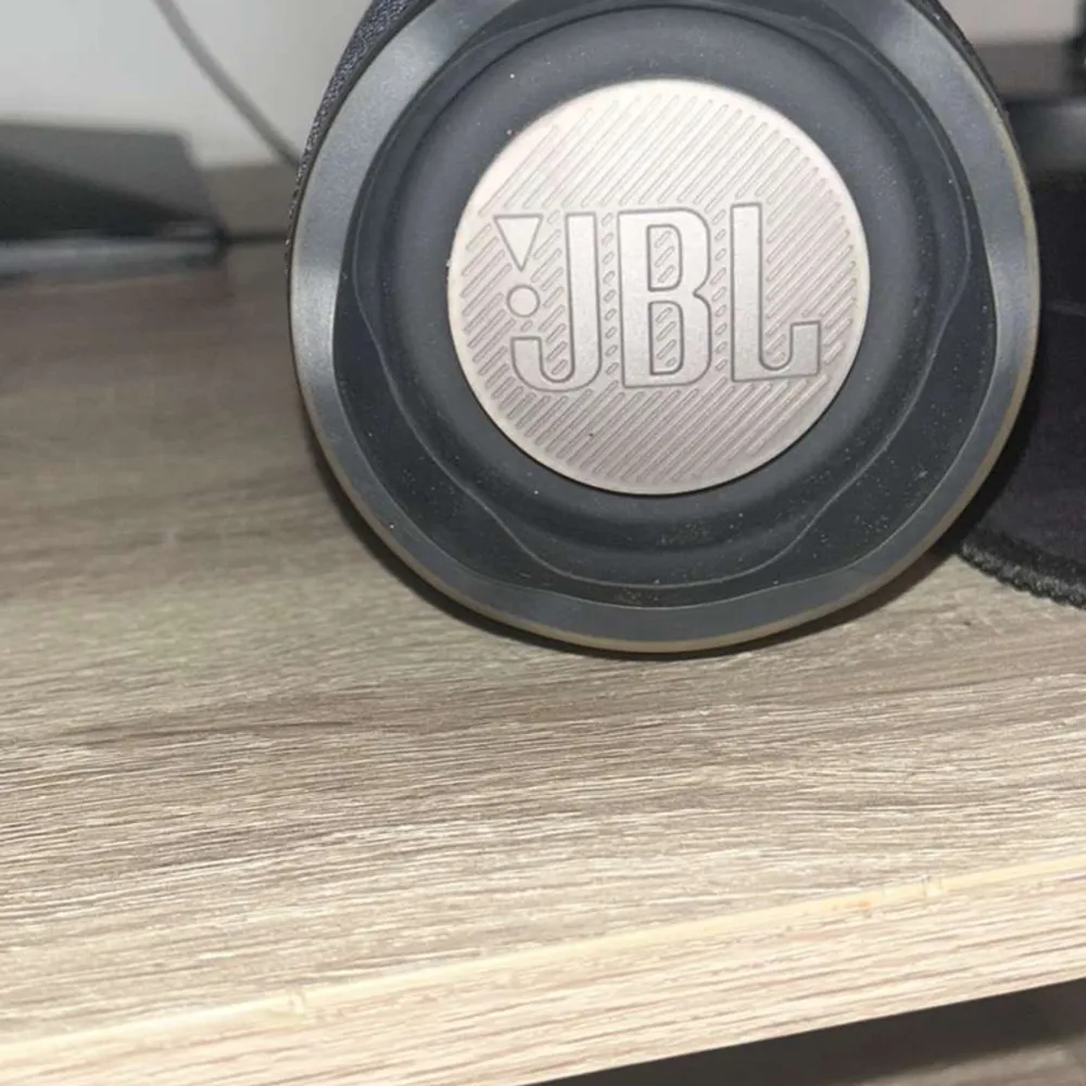 Detta är en JBL högtalare som är fullt fungerande använda cirka 5-6 gånger  Köpt i Elgiganten för 2349. . Övrigt.