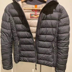 Parajumper jacka  - Säljer Parajumper jacka,helt ny inte använd❤️,storlek y-m ( jag har storlek s-xs och är 163cm o den passar perfekt)