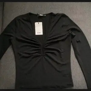   En svart långärmad tröja med fin urringning!  Aldrig använd! Prislappen är  kvar på! Köpte den för 260 kr men säljer den för 200 kr inklusive frakt! 95% polyester, 5% elastan   Om det finns frågor är det bara att skriva till mig!🤍 