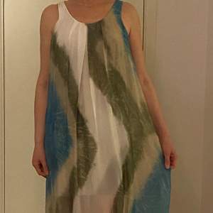 Klänning i tunn silke med bomull underklänning / oanvänd 