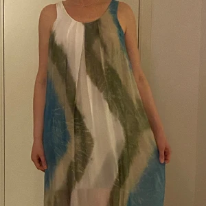 Klänning  - Klänning i tunn silke med bomull underklänning / oanvänd 