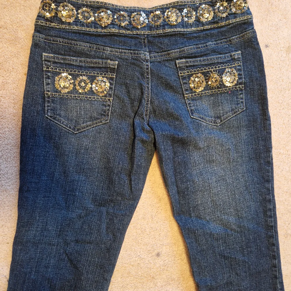 Så fina low waisted jeans med bootcut och paljetter där bak.. Jeans & Byxor.