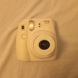 Intax mini 8 kamera - En jätte bra intax kamera som jag fick i födelsedags present, men tyvärr inte kommer till användning.  Det blir jätte fina och coola bilder🥰 pris kan diskuteras då jag aldirg använt den